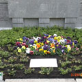 Grabgestaltung mit bunten Blumen