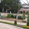 Grabpflege auf einem Friedhof